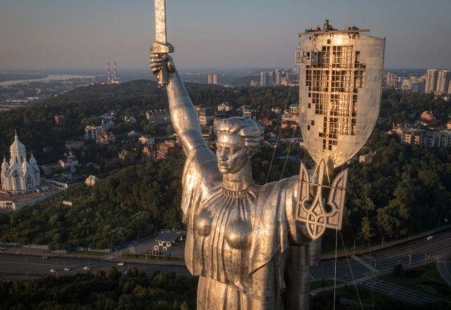 Imagem da noticia Ucrânia substitui foice e martelo soviéticos por tridente em estátua de Kiev