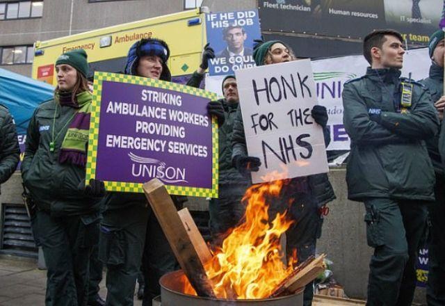 Reino Unido: profissionais da saúde vão às ruas para pedir reajuste salarial