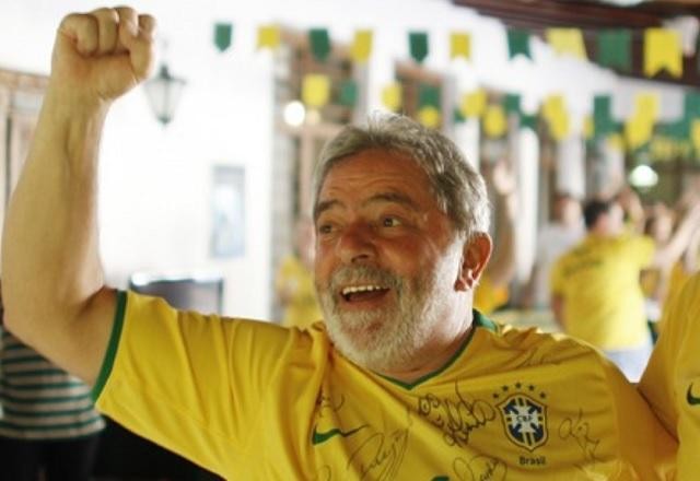 Imagem da noticia Lula: "Vamos usar nossa camisa verde e amarela, vesti-la com muito orgulho"