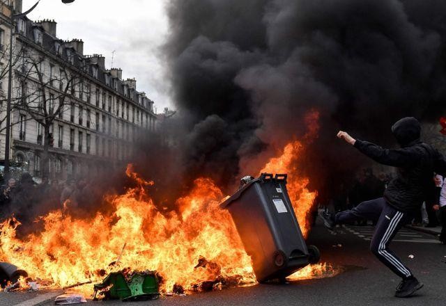 Imagem da noticia Mais de 12 mil carros foram incendiados durante protestos na França, diz governo