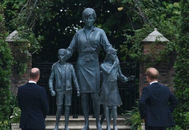 Imagem da noticia Príncipe William e príncipe Harry inauguram estátua de Diana