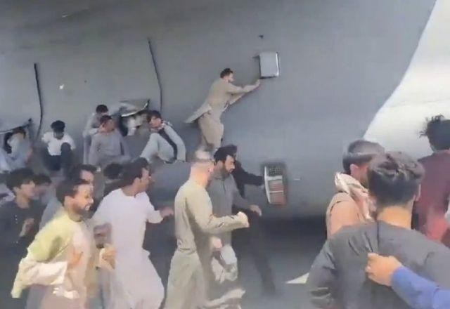 Imagem da noticia Aeroporto de Cabul registra tumulto de afegãos para deixar o país
