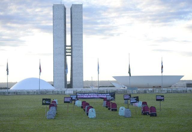 Mobilização instala mochilas no Congresso para lembrar violência em escolas