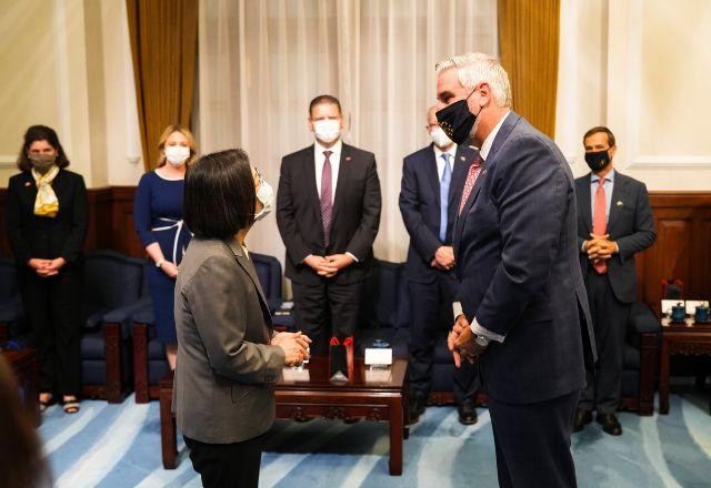 Imagem da noticia China protesta contra visita de governador norte-americano a Taiwan