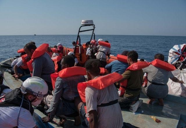 Imagem da noticia Navio humanitário com 322 migrantes a bordo pede porto para desembarque