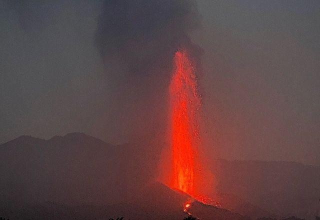 Imagem da noticia Ilhas Canárias: lava de vulcão chega ao oceano e preocupa autoridades