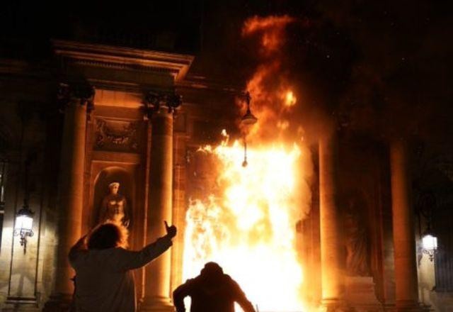 Franceses intensificam protestos e ateiam fogo na Câmara de Bordeaux