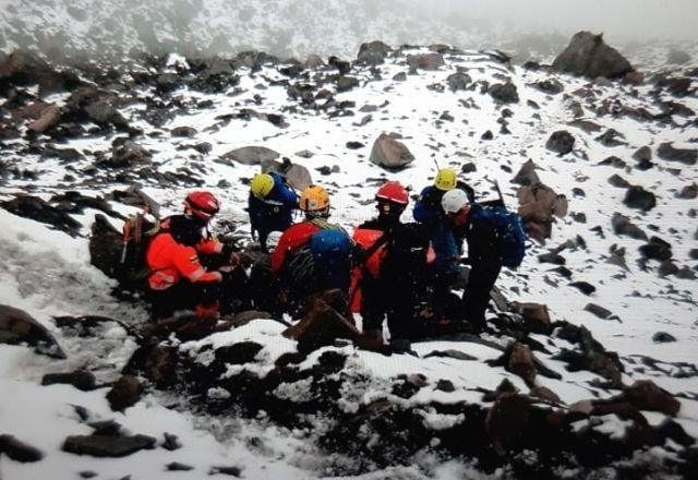 Avalanche em vulcão nevado deixa quatro mortos no Equador