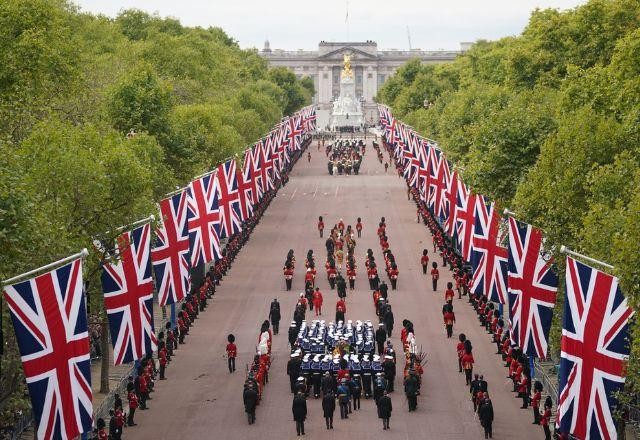 Imagem da noticia Quase 250 mil pessoas visitaram caixão da rainha Elizabeth II em Londres