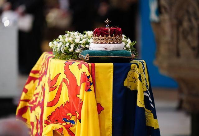 Imagem da noticia Milhares de pessoas esperam na fila para visitar caixão de Elizabeth II