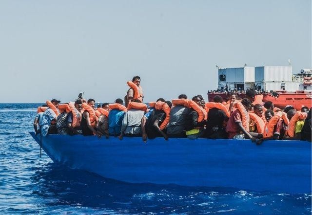 Imagem da noticia Navios humanitários resgatam mais de 800 pessoas no mar Mediterrâneo