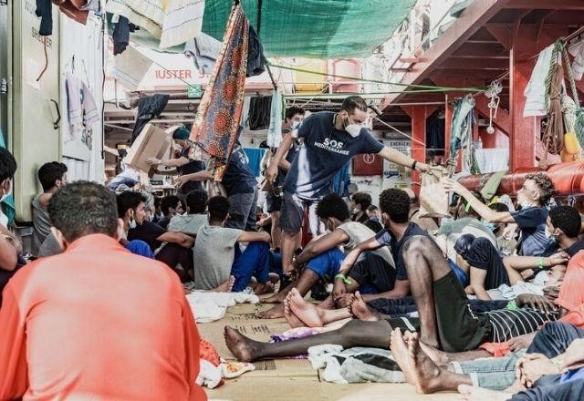 Imagem da noticia Navios com 800 náufragos resgatados denunciam situação insustentável