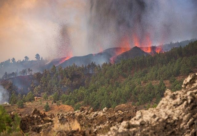 Imagem da noticia Cume de vulcão desaba e fluxo de lava aumenta na ilha de La Palma