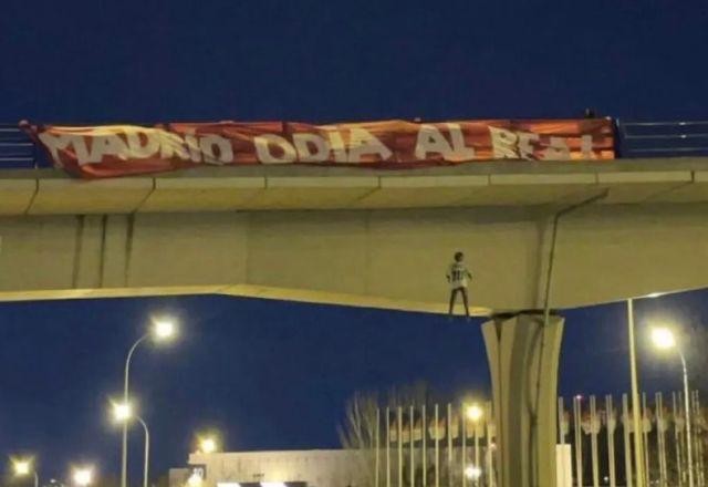 Imagem da noticia Espanha prende 4 suspeitos de pendurar boneco com blusa de Vini Jr. em Madri