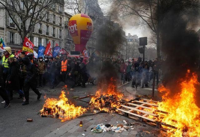 Imagem da noticia Franceses usam 1º de maio para protestar contra reforma da previdência