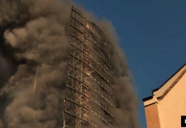 Incêndio atinge prédio residencial de 20 andares em Milão