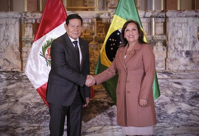 Hamilton Mourão se encontra com presidente em exercício do Peru