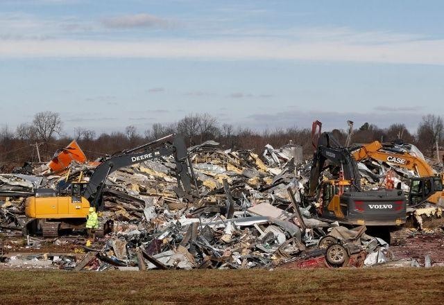 Imagem da noticia Funcionários processam fábrica de velas atingida por tornado nos EUA