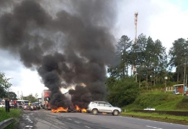 Imagem da noticia Manifestantes interditam rodovia federal com pneus incendiados em SP