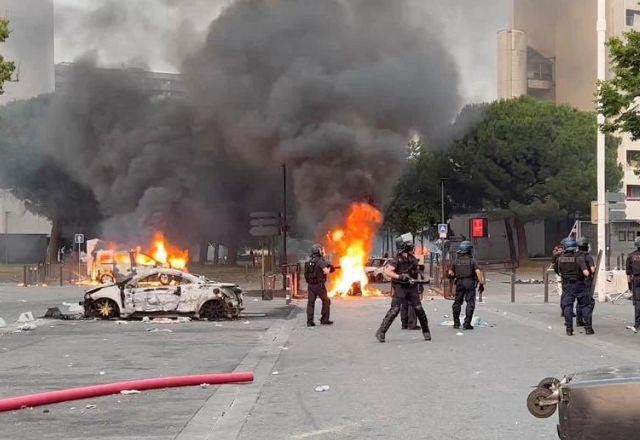 Imagem da noticia Protestos na França: bombeiro morre em combate a incêndios na capital