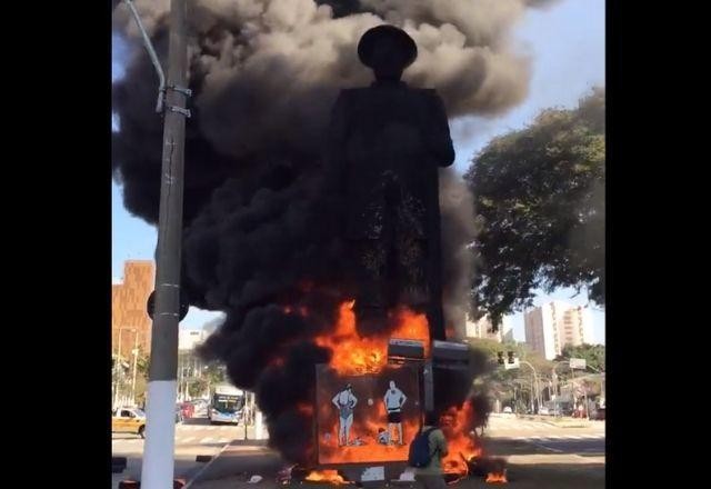 Imagem da noticia MP pede que acusado de incendiar estátua seja condenado a 3 anos de reclusão