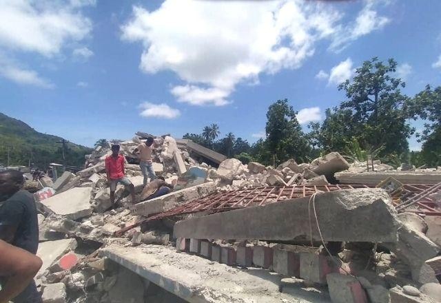 Número de mortos em terremoto no Haiti chega a 1,3 mil