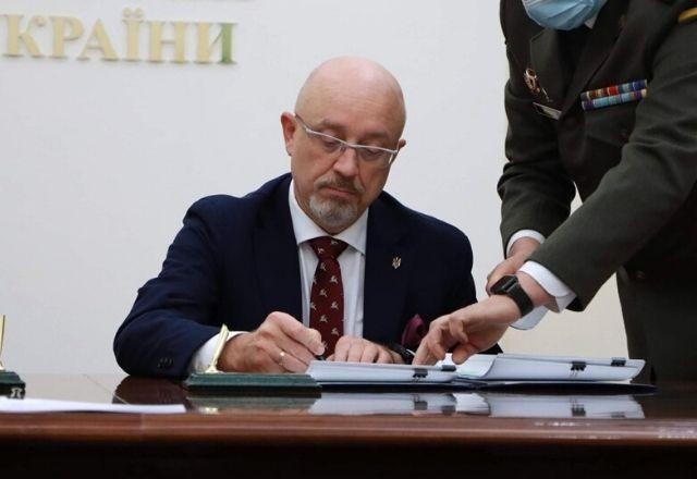 Ucrânia: ministro da Defesa reforça aprovação do porte de arma à civis
