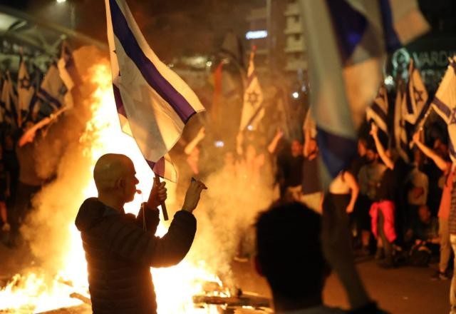 Imagem da noticia Ministro da Defesa de Israel é demitido após pedir suspensão de reforma judicial