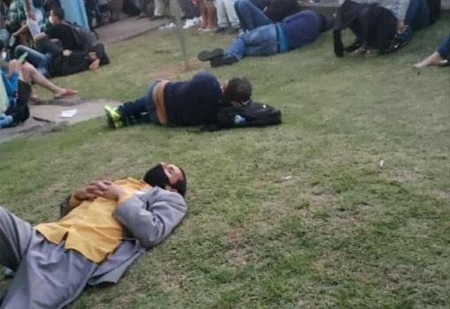 Imagem da noticia Pacientes esperam atendimento deitados em gramado de UPA na Grande SP
