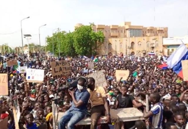 Imagem da noticia Embaixada da França é alvo de protestos após golpe no Níger