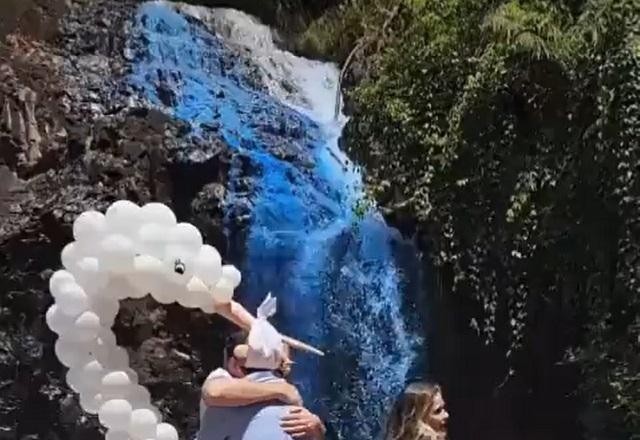 Casal coloca corante em cachoeira para chá revelação e recebe críticas