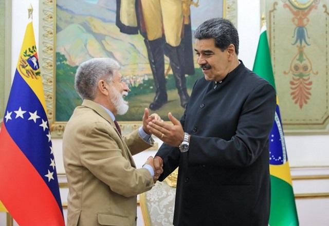 Chefe da assessoria especial de Lula se reúne com Maduro na Venezuela