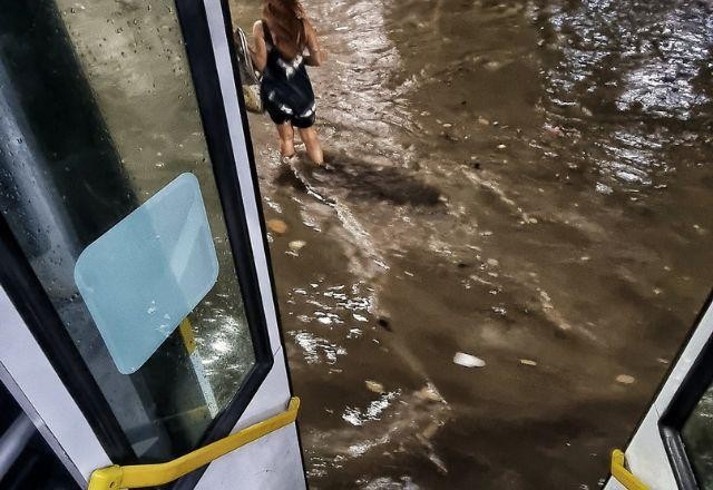 Temporal no Rio de Janeiro deixa ruas alagadas e provoca duas mortes