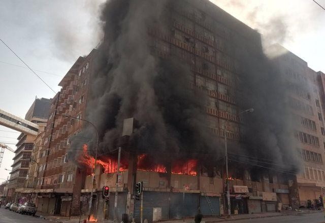 Imagem da noticia Incêndio em prédio em Joanesburgo, na África do Sul, deixa mais de 70 mortos