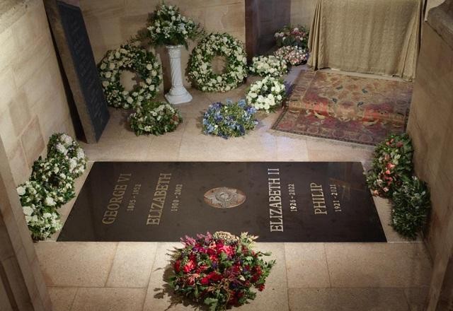 Imagem da noticia Família real britânica divulga foto da lápide da rainha Elizabeth II