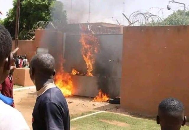 Imagem da noticia Em meio a golpe, França diz que começará a evacuar cidadãos do Níger