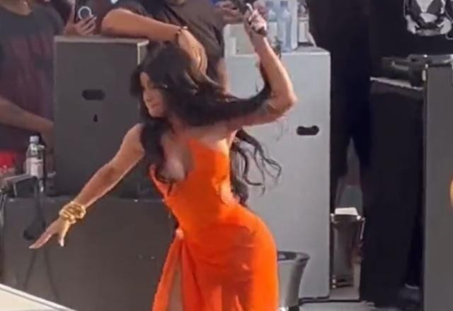 Vídeo: Cardi B arremessa microfone em fã que atirou copo de bebida na cantora