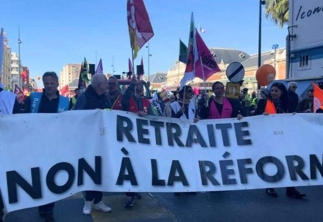 Franceses enfrentam 12ª greve nacional contra reforma da previdência