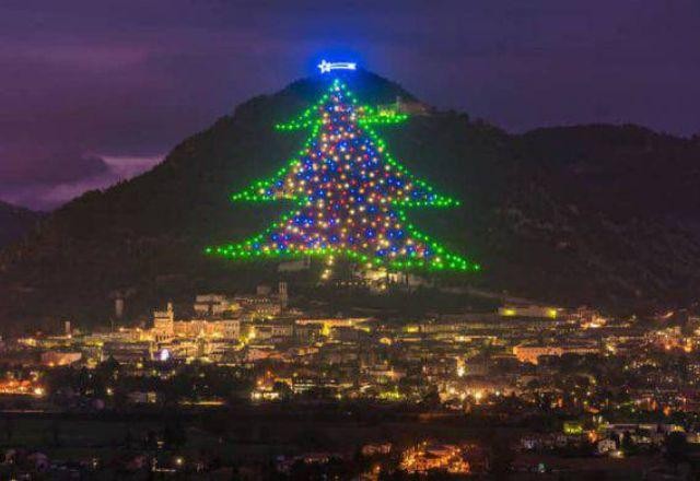 Itália acende maior árvore de Natal do mundo