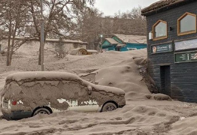 Vulcão entra em erupção e deixa aldeias cobertas de cinzas na Rússia