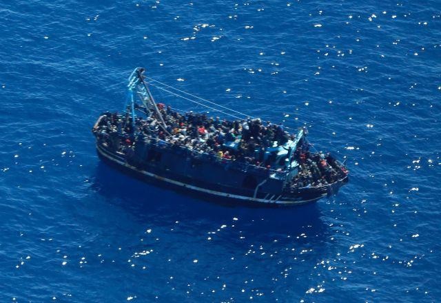 Imagem da noticia Barco com 400 migrantes fica à deriva no Mar do Mediterrâneo