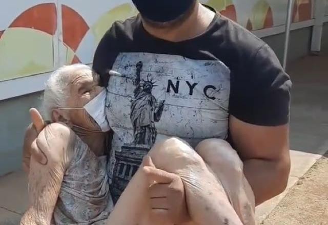 UBS se nega a vacinar idosa no carro e neto carrega avó de 102 anos no colo