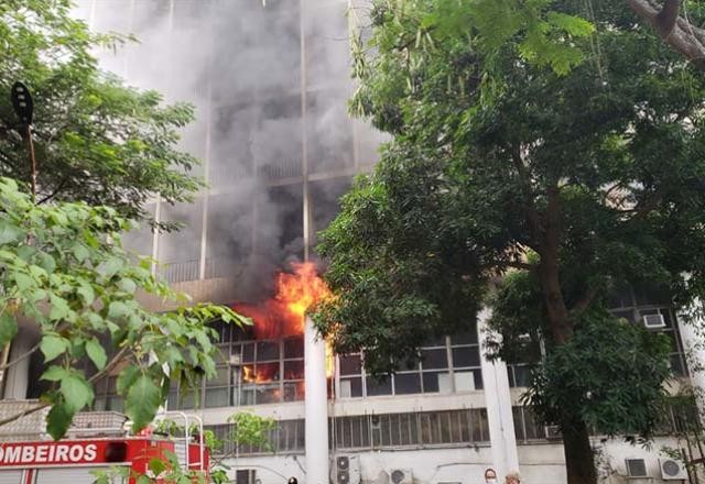 Incêndio atinge prédio da reitoria da UFRJ