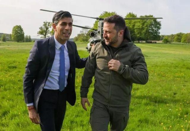 Imagem da noticia Premiê britânico se encontra com Zelensky e promete treinamento de pilotos