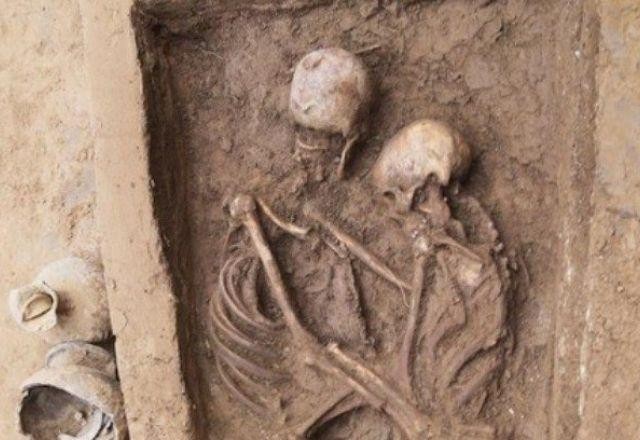 Imagem da noticia Arqueólogos chineses descobrem tumba de 1,6 mil anos com casal abraçado