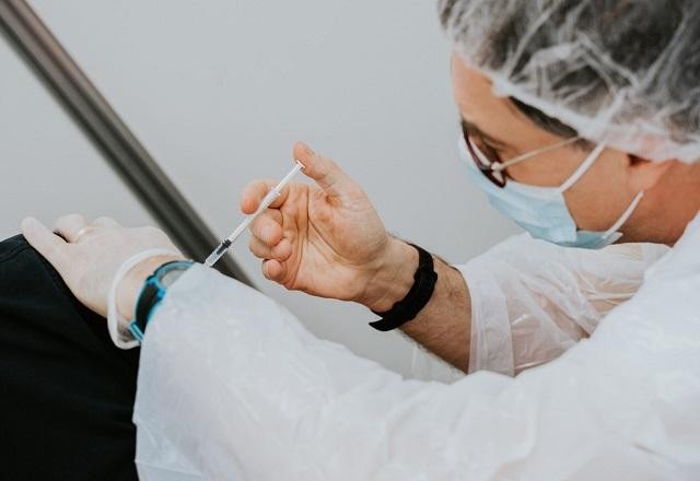 Homem usa braço falso de silicone para tentar obter passaporte da vacina