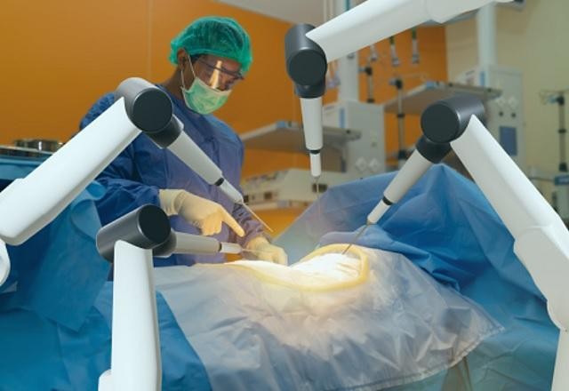 Conselho Federal de Medicina regulamenta a cirurgia robótica no Brasil
