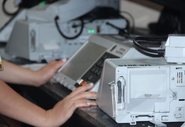 Imagem da noticia TRE-DF inicia processo de lacração de urnas eletrônicas