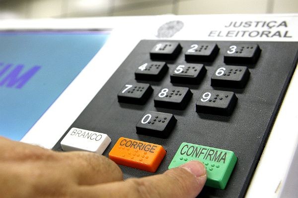 Urnas eletrônicas passam pelos últimos ajustes em todo o país