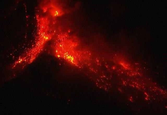 Imagem da noticia Vulcão nas Filipinas volta à ativa e desloca 13 mil pessoas